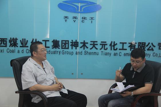 中国石油和化工网络电视台记者对李伟君部长进行采访