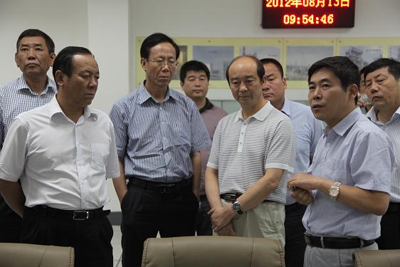 郭连山书记一行在中控室内参观
